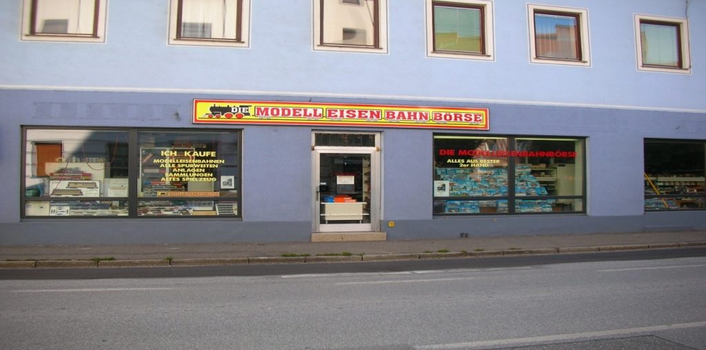 Foto: Verkaufslokal der Modelleisenbahnbörse in der Lazarettgasse in Graz mit Logo über dem Eingang
